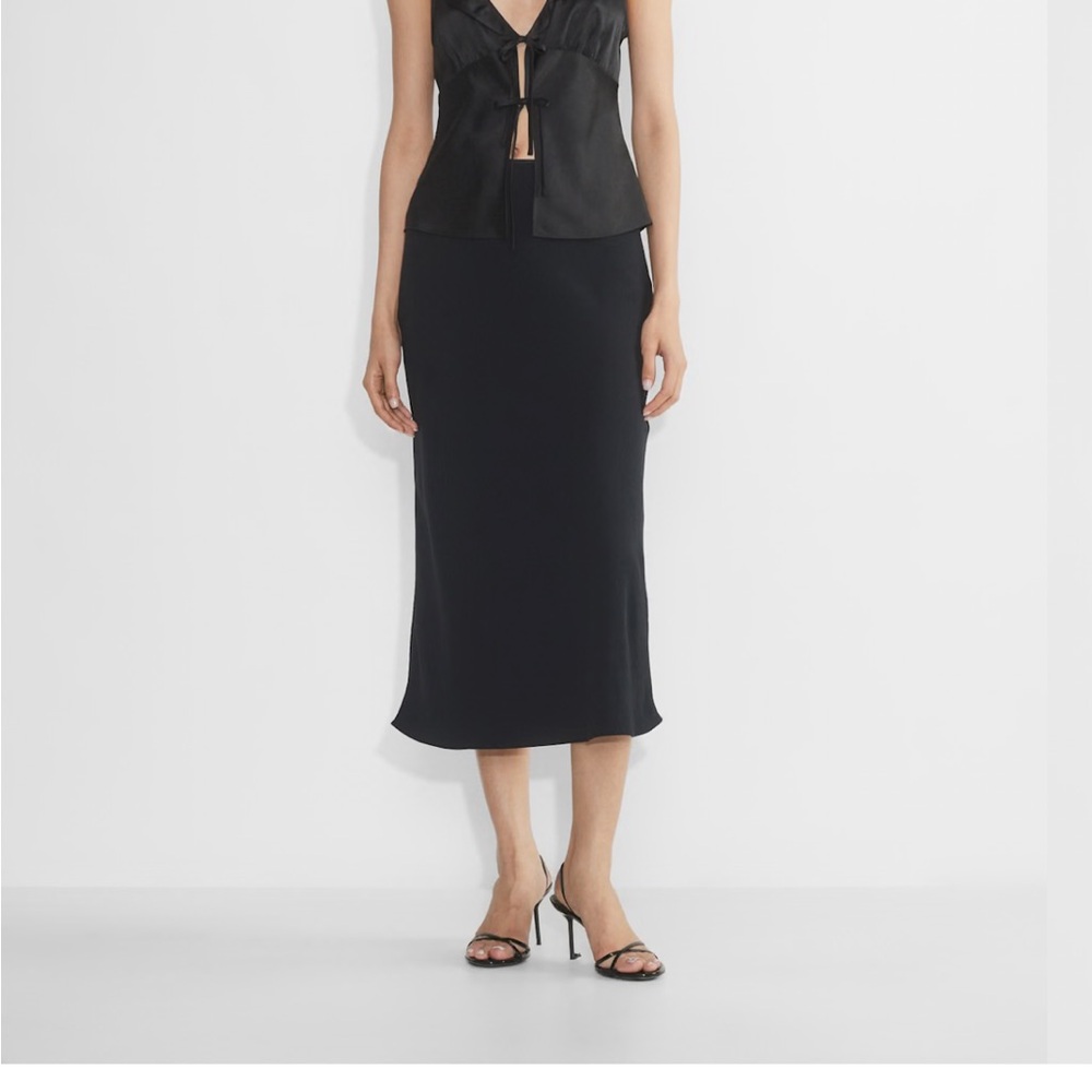 Chic Black Ruffled Sleeveless Top - Picture 2 of 2